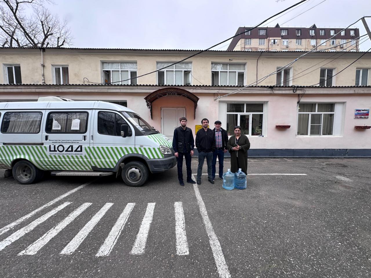 Специалисты ЦОДД Дагестана доставили питьевую воду в детские сады Махачкалы в рамках благотворительной акции